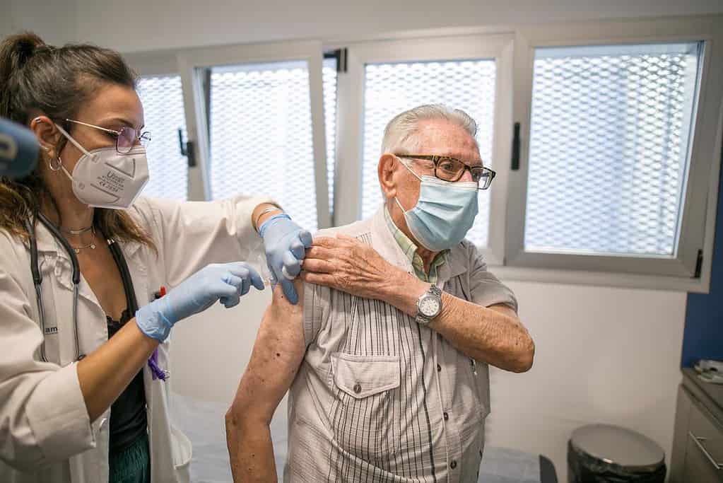 Sanitarios chinos visitan la Dirección General de Salud Pública de C-LM para conocer sus estrategias de vacunación