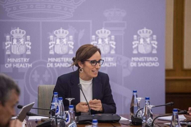 Sanidad y CCAA no acuerdan el uso obligatorio de las mascarillas en centros sanitarios, residencias y farmacias