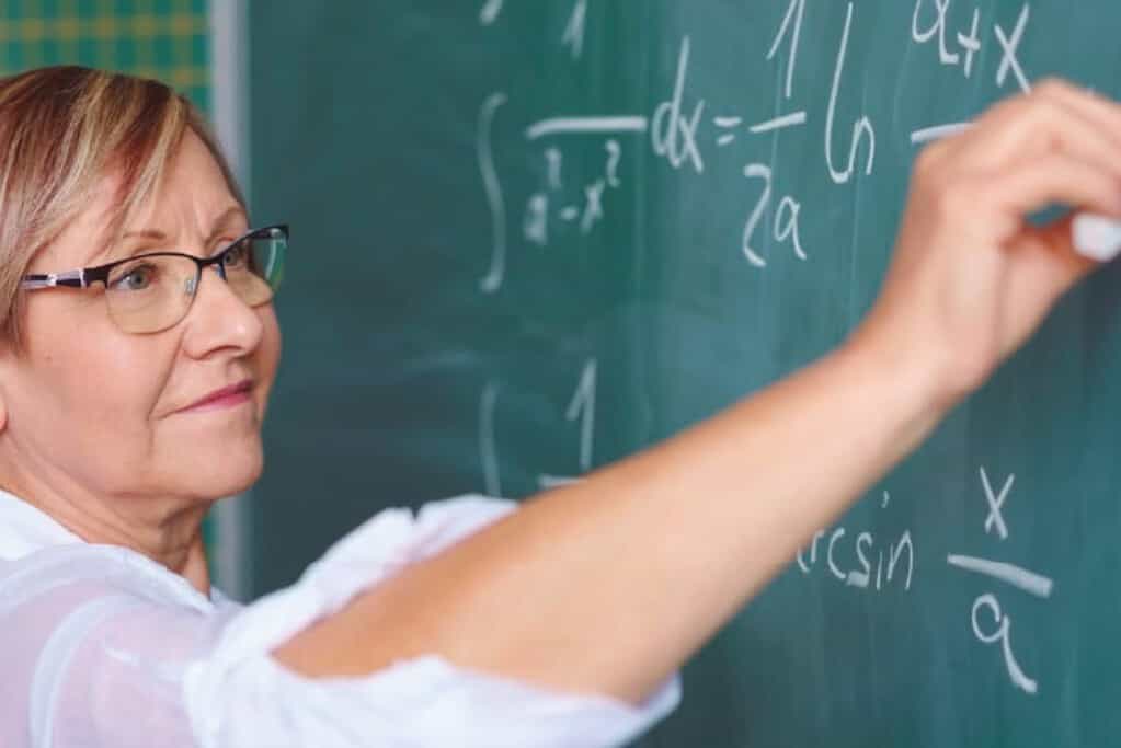 CCOO alerta de la elevada edad del profesorado en C-LM: "Por cada docente menor de 30 años hay cinco que superan los 50"