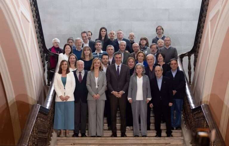 El Consejo Escolar aprueba su propuesta para prohibir móviles con excepciones tras reunirse con Sánchez y Alegría