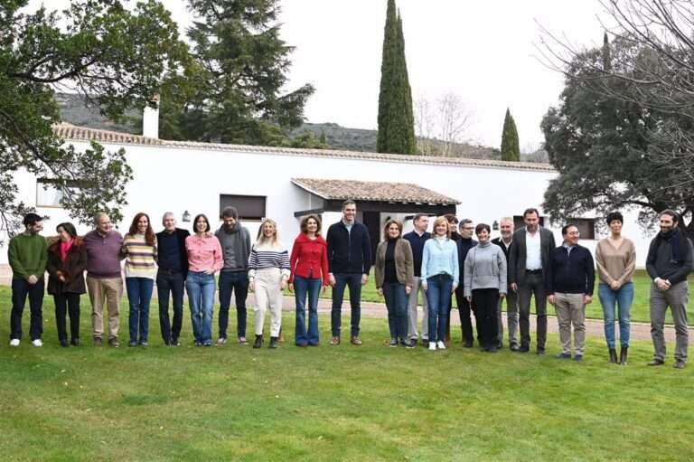 El Gobierno defiende el "diálogo" para "garantizar la paz social" frente a la "coalición antisocial" de PP y Vox
