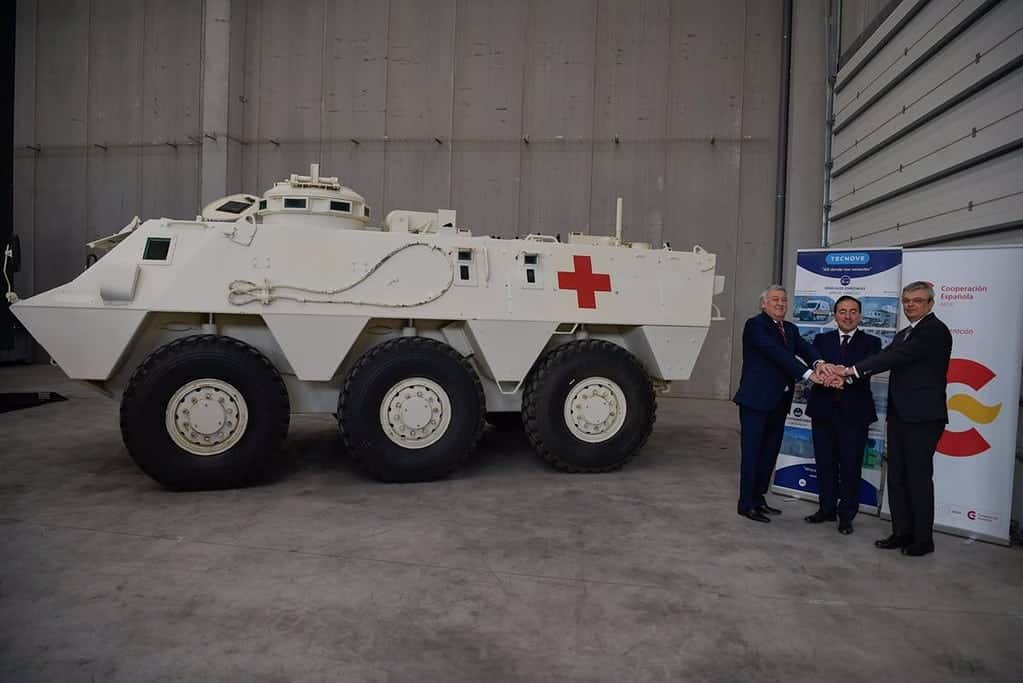 Albares visita las ambulancias blindadas que España enviará a Ucrania como muestra de un apoyo que durará "lo necesario"
