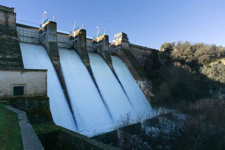 El embalse del Torcón I alcanza la cota máxima de resguardo y abre las compuertas para mantener el nivel de seguridad