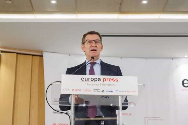 Feijóo censura que se "humille" a Page cuando "es evidente" que el PSOE está "en el extrarradio de la Constitución"