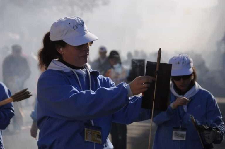 Más de 300 personas de 28 peñas participan en el tradicional lanzamiento de cohetes de Villarta de San Juan