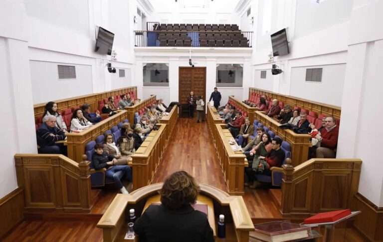 Un centenar de visitantes pasan por las Cortes en la primera jornada de puertas abiertas del año