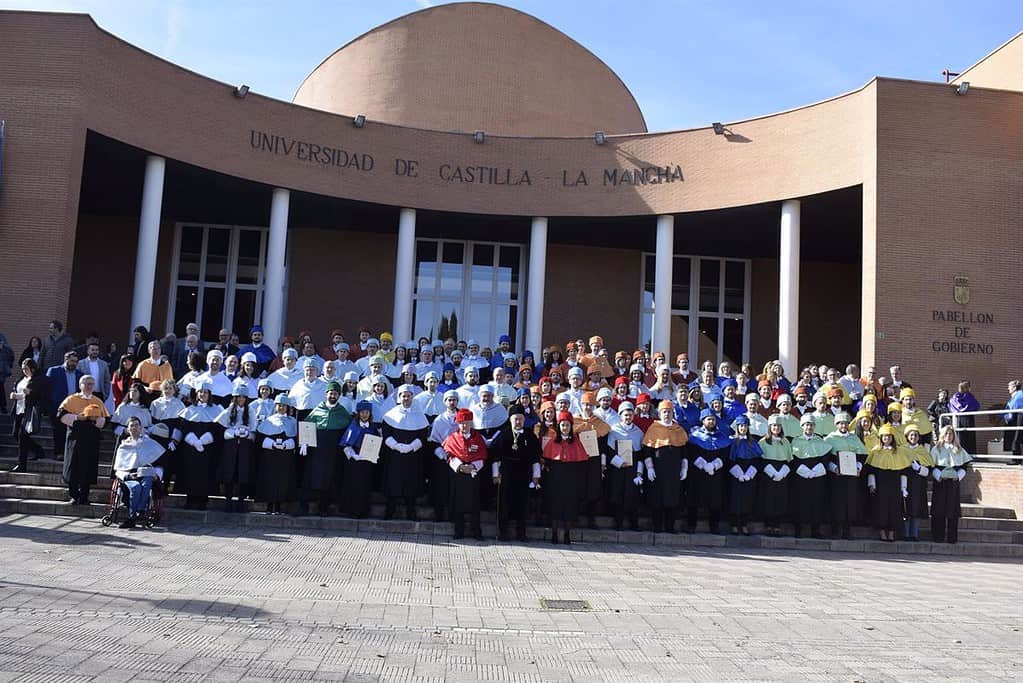 Más de 70 nuevos doctores han sido investidos en la UCLM, en un acto donde también ha sido protagonista la IA