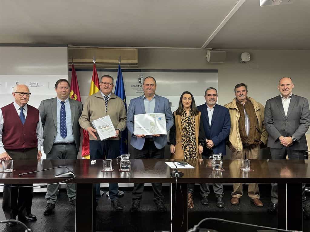 Gobierno C-LM entrega a la Comunidad de Regantes del Alberche el anteproyecto de modernización de sus regadíos