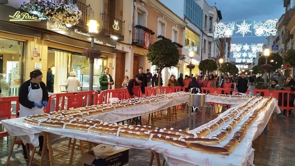 La Pastelería La Rosa de Alcázar produce un año más el roscón de Reyes más grande de C-LM con 450 metros
