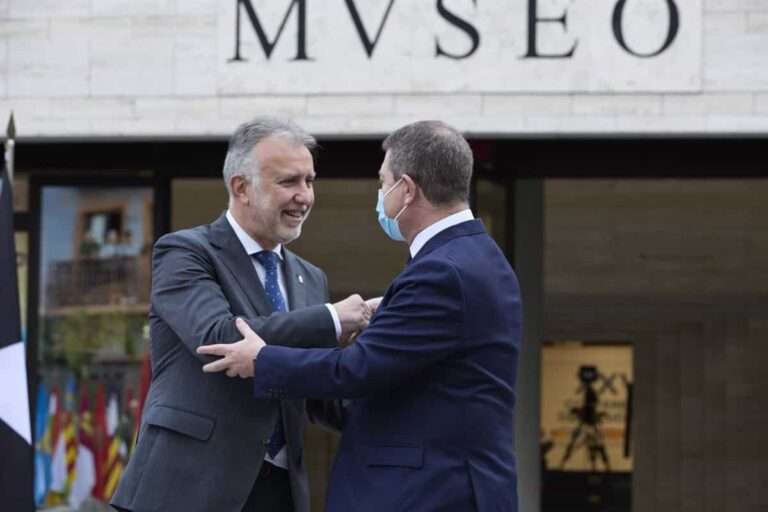 El ministro Torres afirma que su relación con Page es "magnífica" pero le "apena" que se deje "utilizar por el PP"
