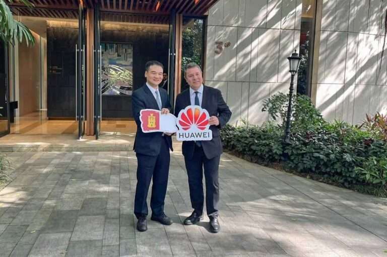 Page muestra su confianza en poder concretar inversiones de Huawei "a medio plazo" en Castilla-La Mancha
