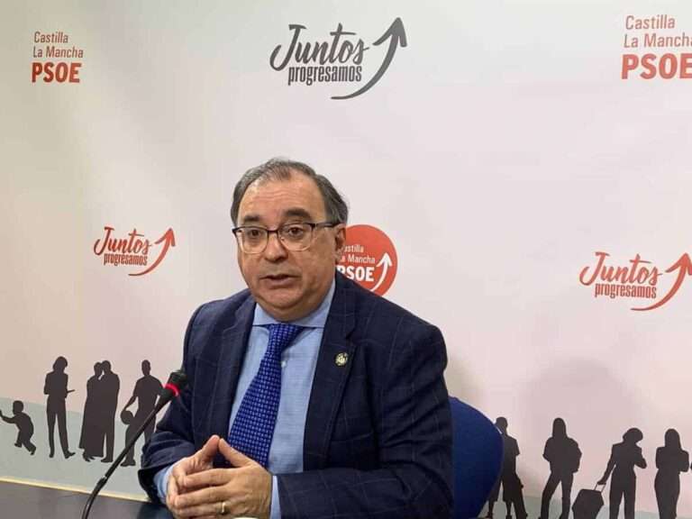 Mora (PSOE) dice que Page ha ido a China "a buscar inversiones": "Otros en su día fueron a hacer un viaje turístico"