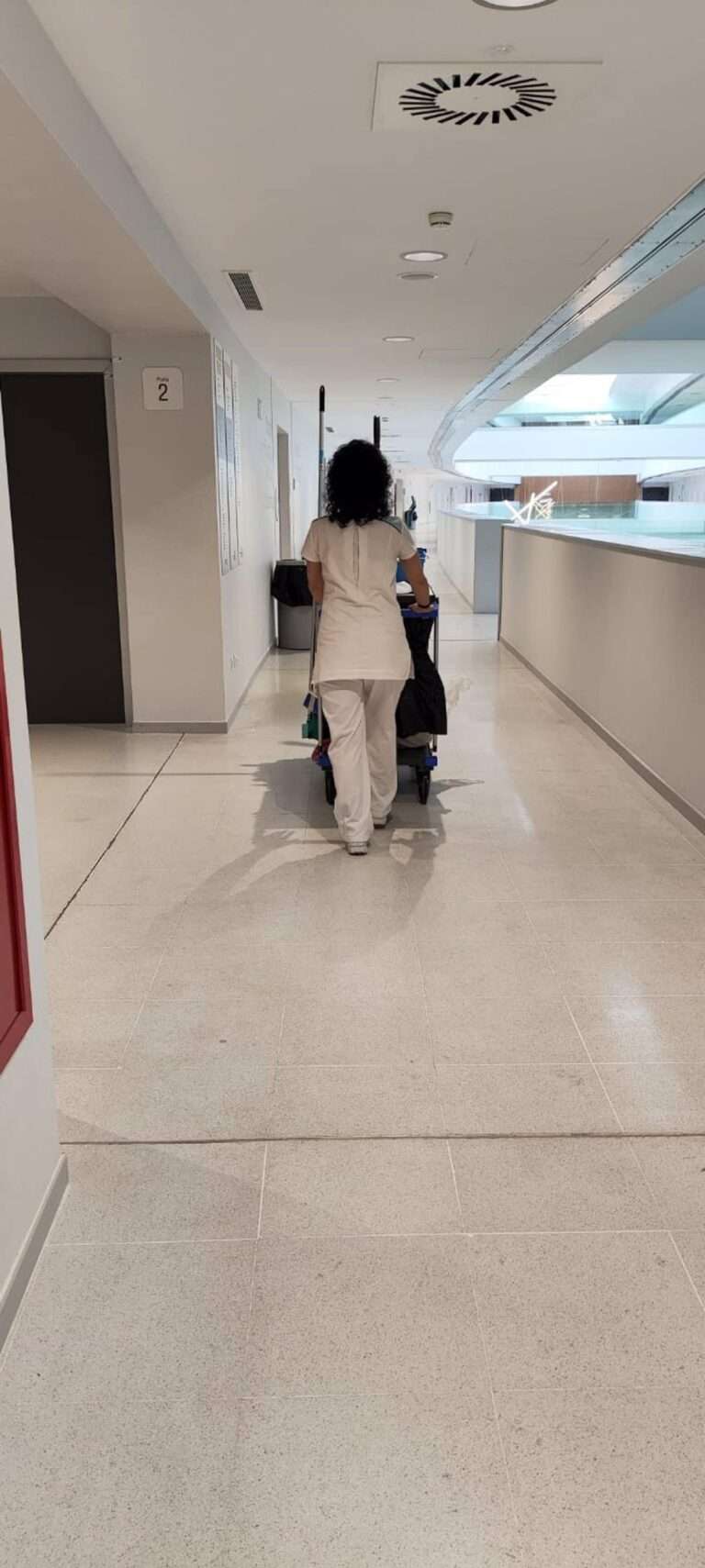Las limpiadoras del Hospital de Toledo denuncian "sobrecargas extremas de trabajo por falta de personal"