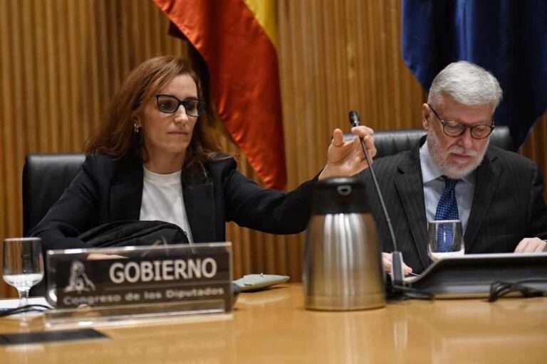 Sanidad anuncia que el Plan Integral Antitabaco se aprobará en 2024 y ampliará los espacios libres de humo