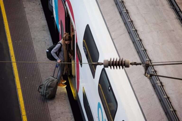 Renfe pone en marcha un sistema de notificaciones a clientes a través de Whatsapp y Push de su app