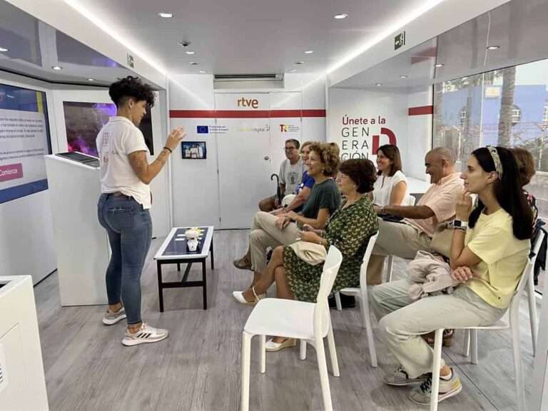 El autobús de 'Generación D' ayudará esta semana a los vecinos de Valdeluz a mejorar sus habilidades digitales