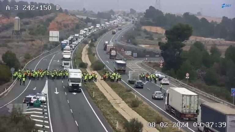 Las protestas de agricultores de C-LM cortan la A-43 en Villarrobledo y la A-3 en Minglanilla