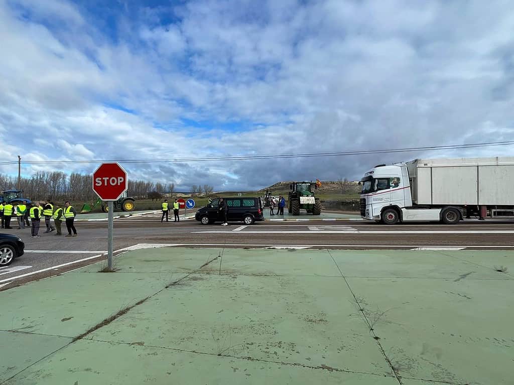 Una nueva jornada de protesta de agricultores corta la A-3 en Tarancón y condiciona el tráfico en otros puntos de Cuenca