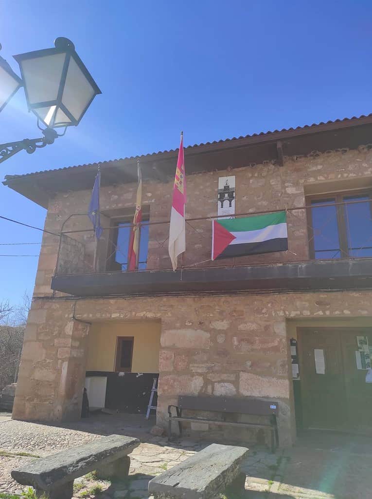 Las banderas institucionales vuelven a lucir en Albendiego, cuyo alcalde achaca la retirada a su mal estado