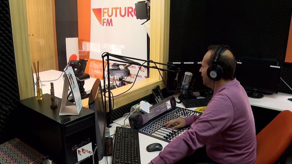 Futuro FM, el sueño de Edu Horcajada que lleva 17 años cosiendo con ondas la identidad de La Mancha desde Cabezamesada