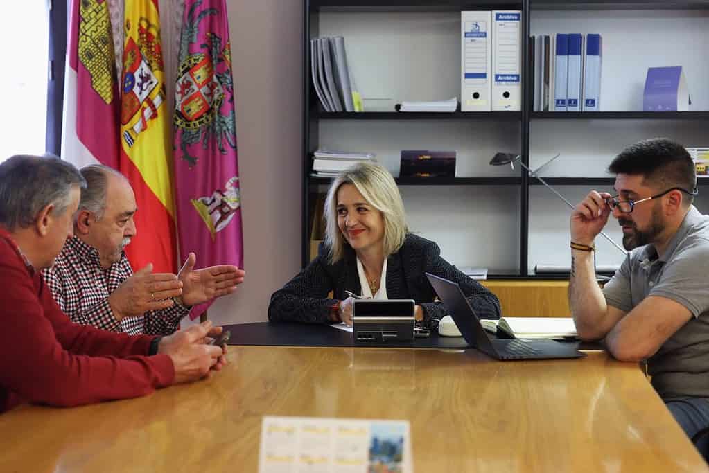 Cañizares se compromete con vecinos de Azucaica a contactar con administraciones para acabar con inundaciones que sufren