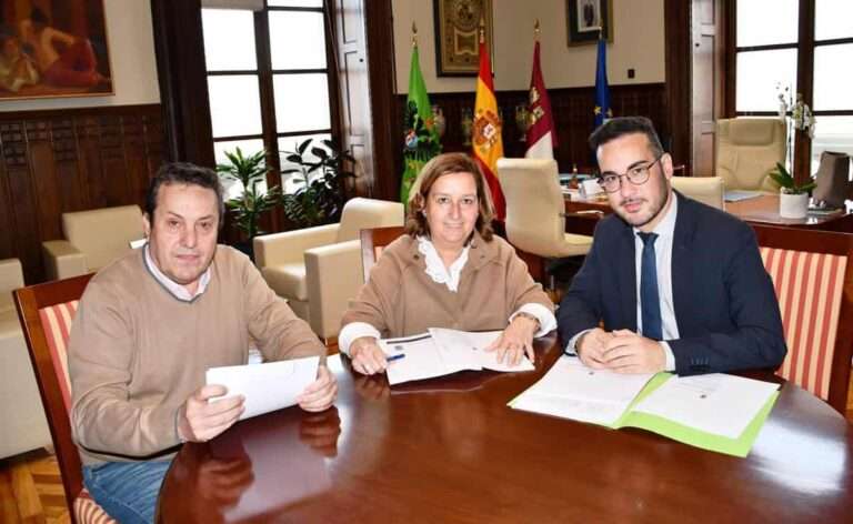 La construcción de una nueva piscina municipal y la mejora de accesos, principales reclamos de Cazalegas a la Diputación