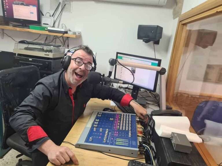 César Martínez, el 'hombre radio' que morirá pegado al micro, se reinventa por enésima vez desde Riópar y para el mundo