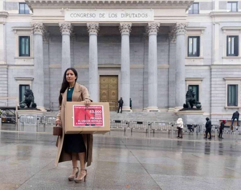 La profesora que reunió 70.000 firmas para prohibir móviles en menores se reúne mañana en el Congreso con 5 partidos