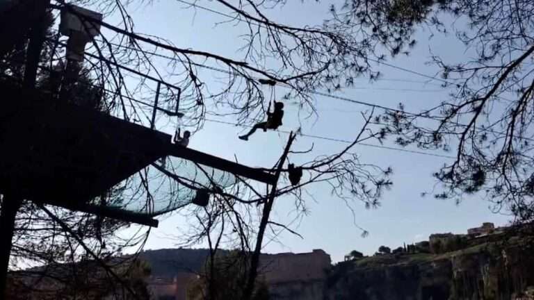 La tirolina doble urbana más larga de Europa cumple un año sobre la Hoz del Huécar en Cuenca con miles de visitantes