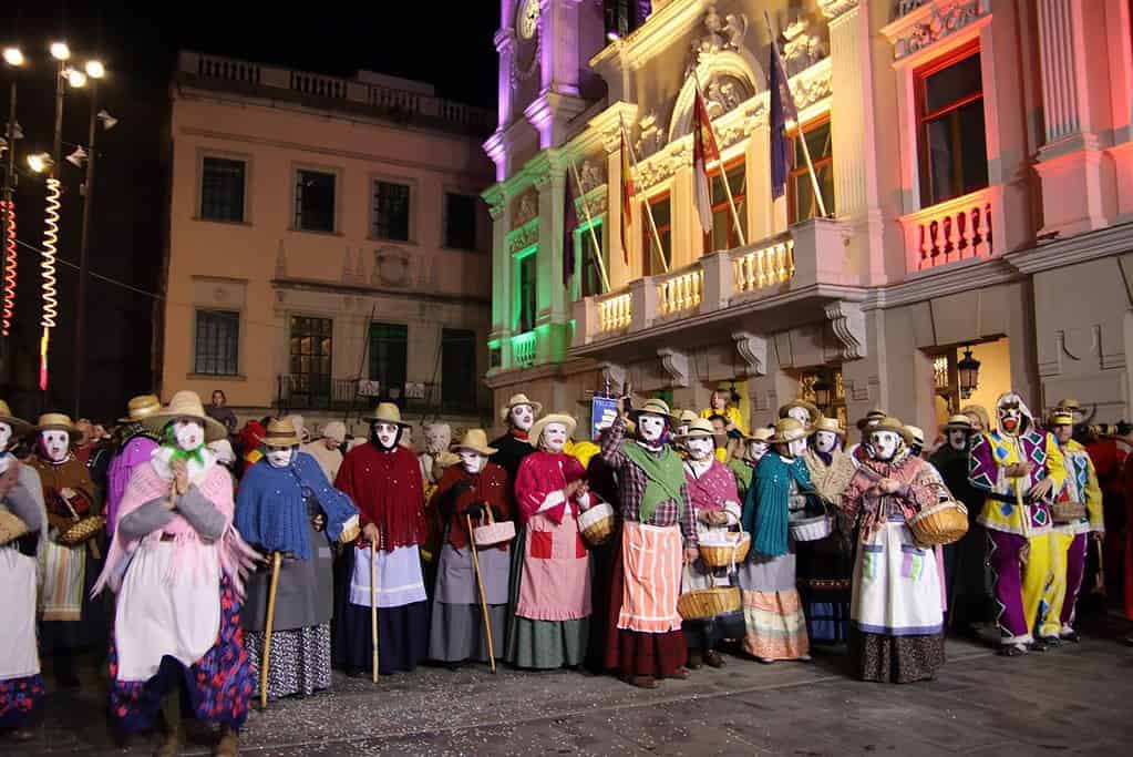 Un desfile de botargas y la tradicional lectura del pregón, dan inicio al Carnaval de Guadalajara