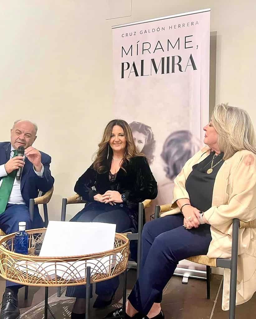 Cruz Galdón se enfrenta a la entrevista de su propio personaje en la presentación de su segundo libro, 'Mírame, Palmira'