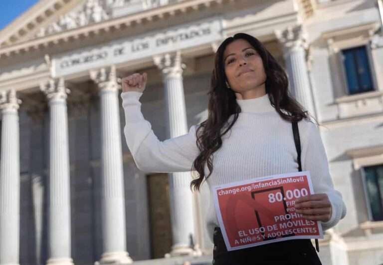 La profesora que pide prohibir móviles vuelve al Congreso para reunirse "de tú a tú" con PSOE, PP, Vox, Junts y Bildu