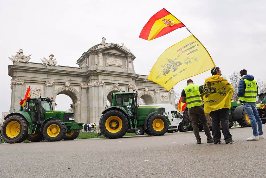 Agricultores empiezan a retirarse de Madrid en protesta "histórica" en Madrid tras movilizar a 1.500 tractores