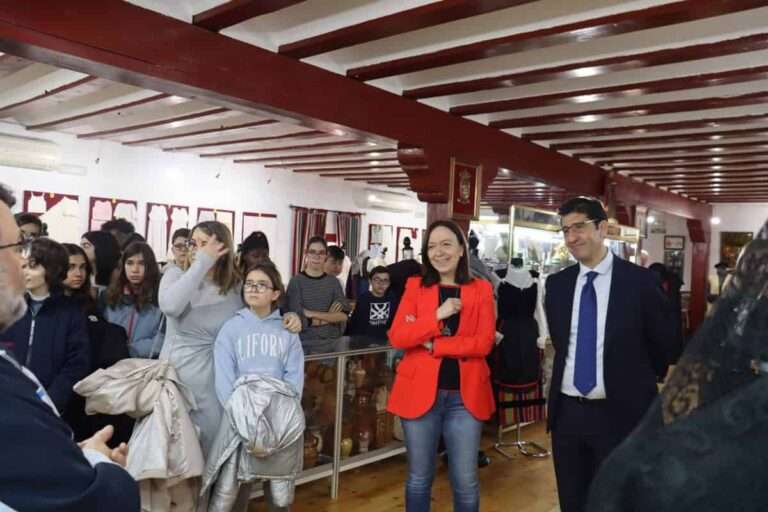 Caballero incide en la necesidad de acercar el folclore de C-LM a los niños como seña de identidad