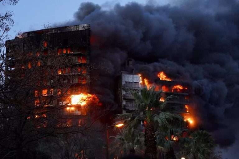 García-Page muestra su apoyo a las personas afectadas por el incendio en Valencia