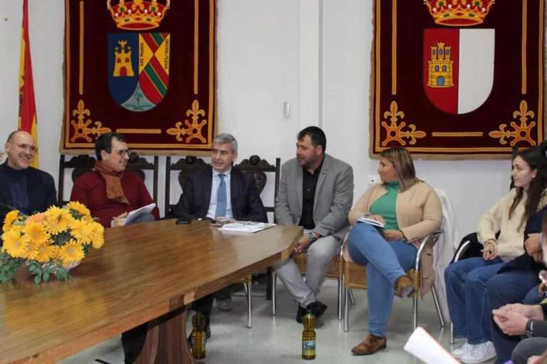 La creación de empleo y oportunidades para los jóvenes, prioridades de Hinojosa de San Vicente ante la Junta