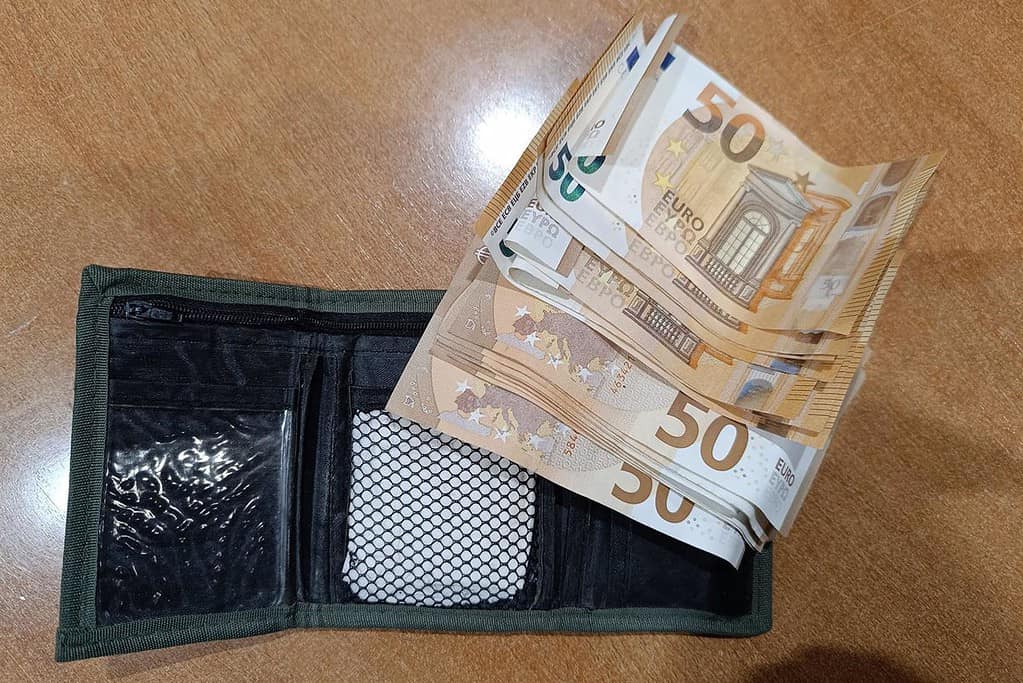 Un "ejemplar" vecino de Argamasilla de Alba entrega a la Policía Local una cartera extraviada con 860 euros