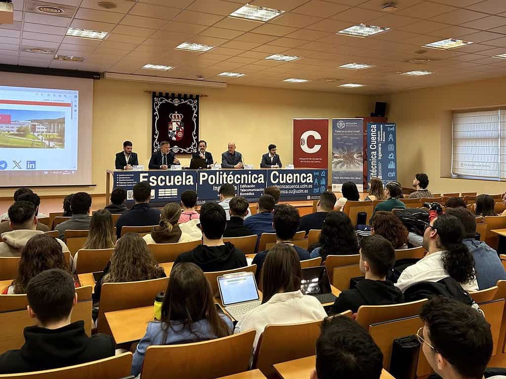 Unos 50 jóvenes de todo el país participan en las IX Jornadas de Fomento de los Estudios de Telecomunicación en Cuenca