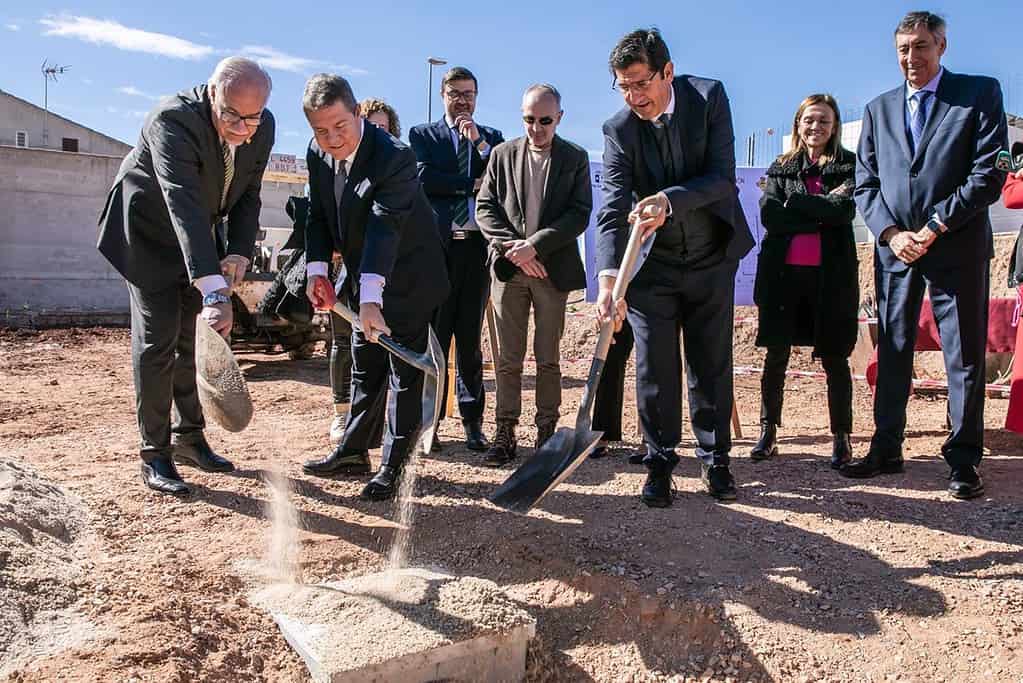 García-Page coloca la primera piedra del nuevo Centro de Educación de Personas Adultas 'San Blas' de Manzanares