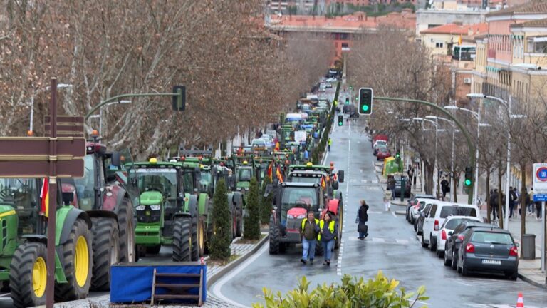 Cerca de 300 tractores irrumpen en Toledo capital e intentan acceder al Casco Antigüo en una nueva protesta