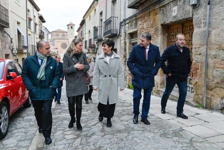 Isabel Rodríguez reconoce que es preciso "hacer un esfuerzo superior" para dar respuesta a la vivienda en el medio rural