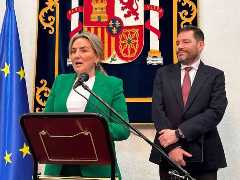 Tolón señala que la estación de tren de Santa Bárbara de Toledo seguirá funcionando al margen de que se construya otra