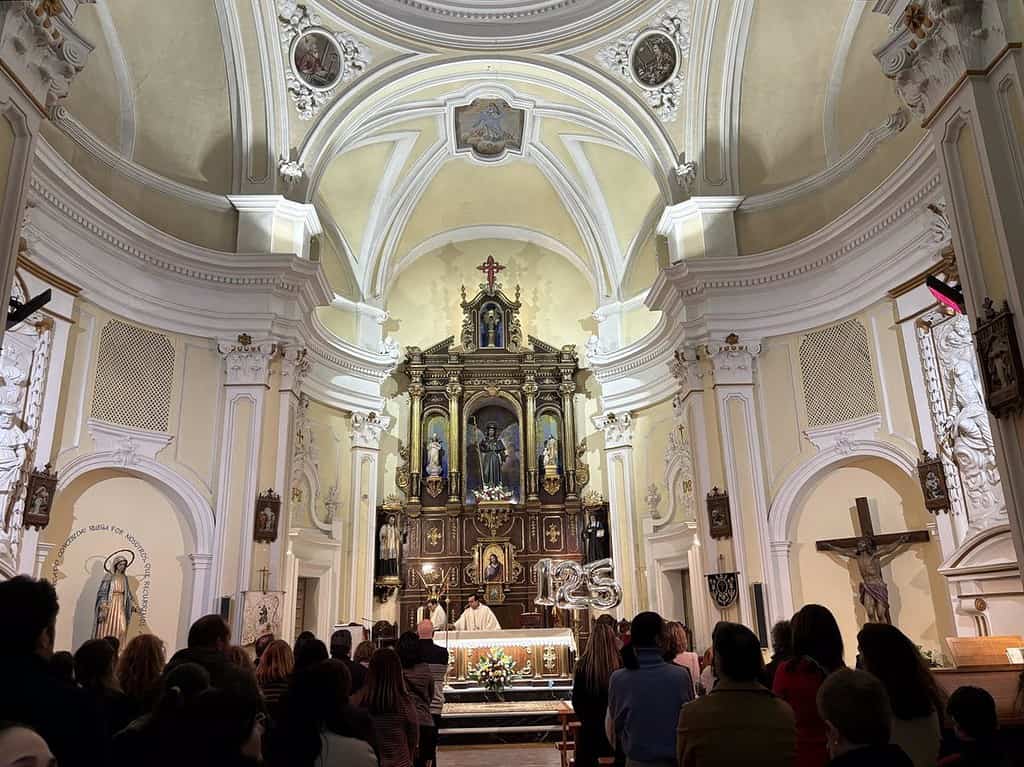 El Colegio La Milagrosa de Cuenca sopla 125 velas rodeado de exalumnos, "compartiendo vida" y honrando a sus creadoras