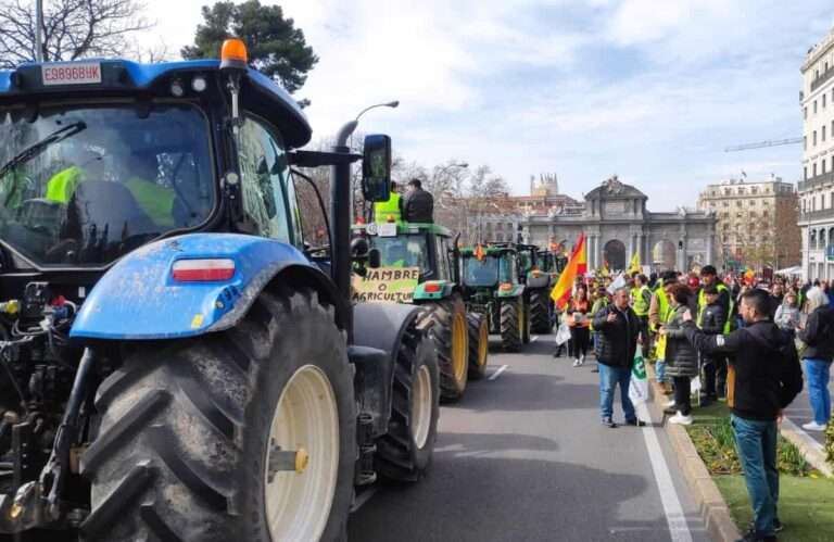 Agricultores avisan de que no se irán de Madrid hasta que dejen entrar a los 1.500 tractores