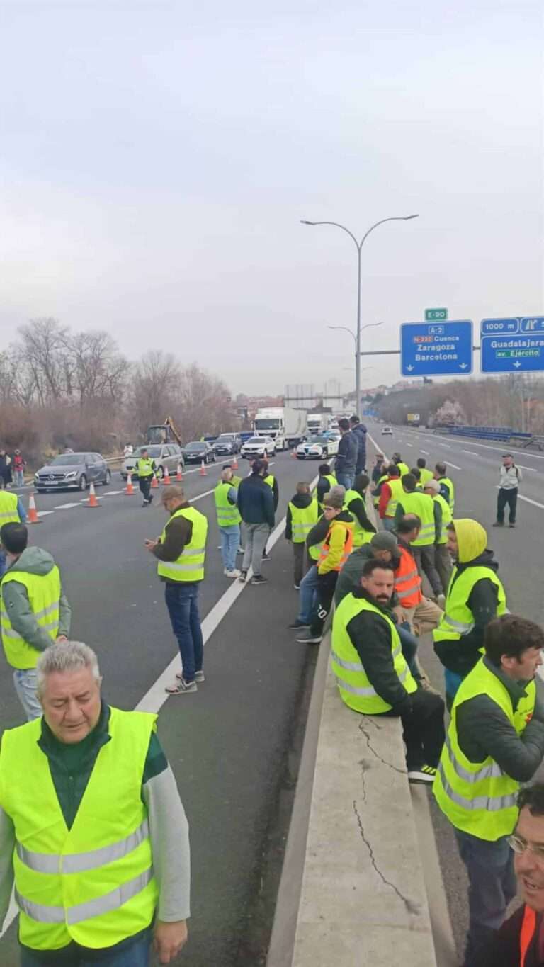 Agricultores de Guadalajara cortan en Torija la A-2 rumbo a Madrid, donde sólo funciona un carril sentido Zaragoza