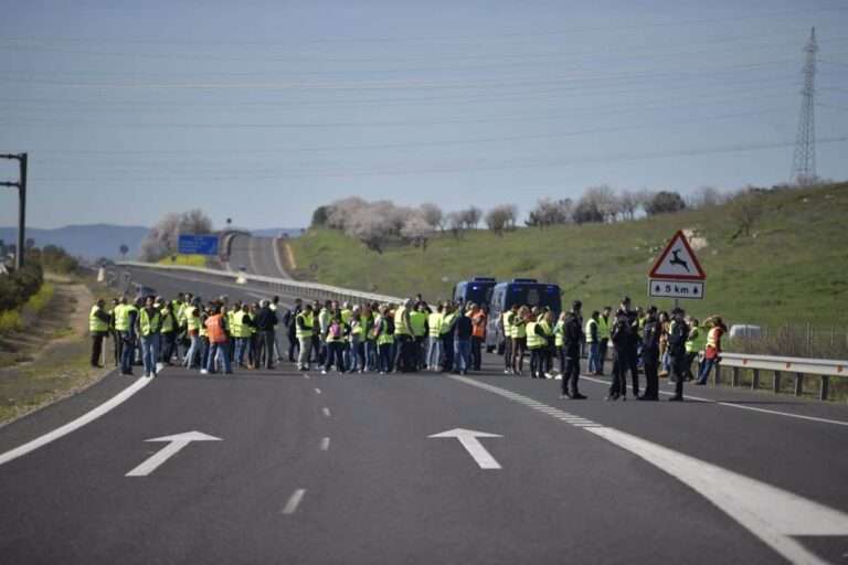 VÍDEO: El sector primario escenifica su protesta en Ciudad Real con cortes de vías y llama a sumar fuerzas el lunes