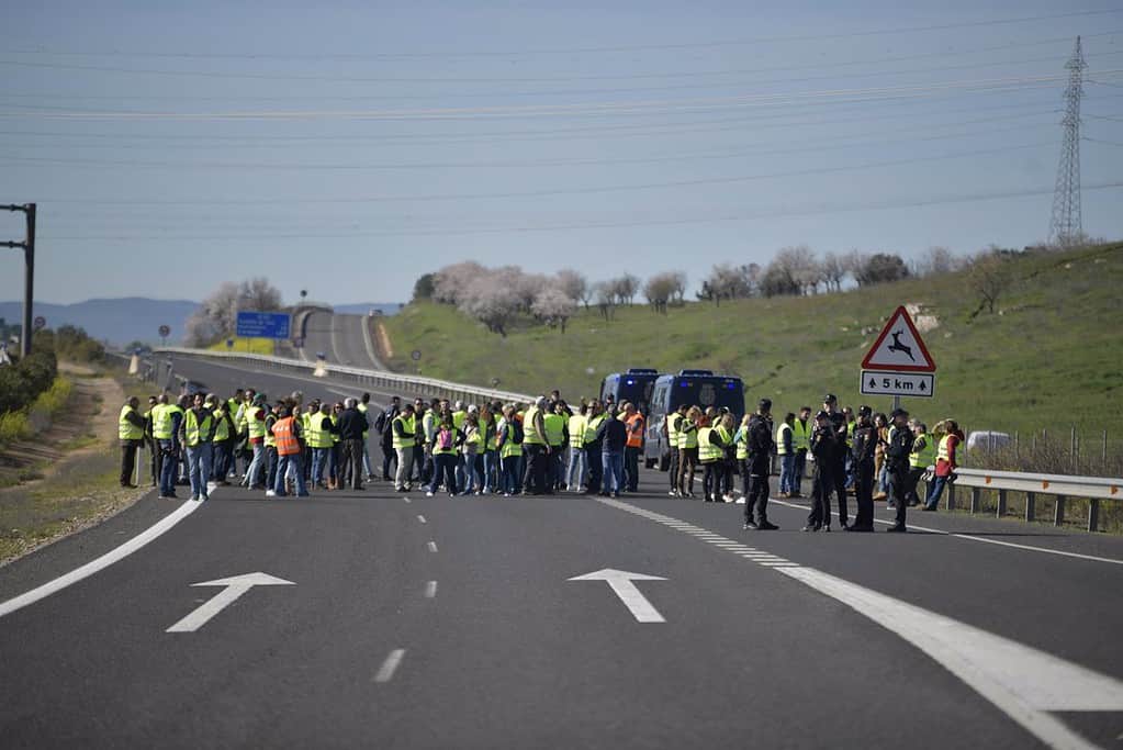 El sector primario escenifica su protesta en Ciudad Real con cortes de vías y llama a sumar fuerzas el próximo lunes