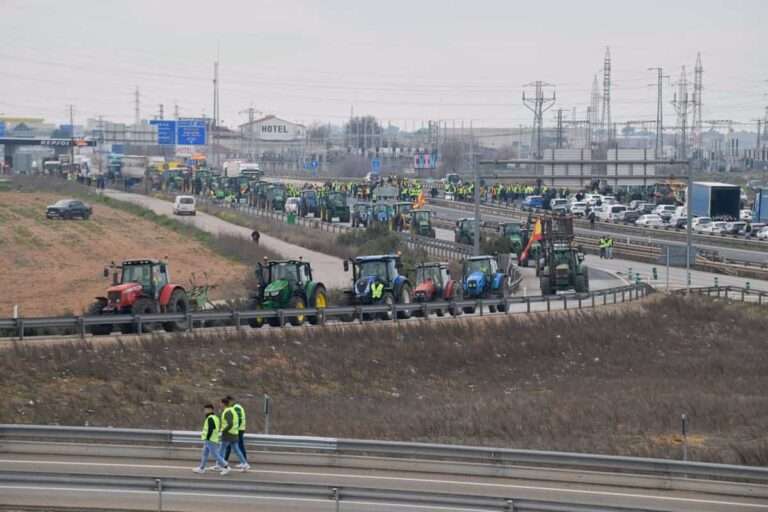 Las tractoradas ya cortan un total de ocho autovías en Castilla-La Mancha