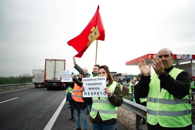 VÍDEO: Las organizaciones agrícolas salen a las carreteras de C-LM para pedir "en justicia" que se ayude al campo
