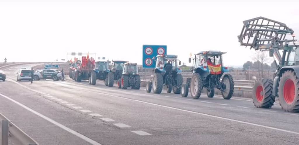 La protesta de agricultores avanza en Tomelloso y medio millar de tractores consiguen cortar la A-43 rumbo a Manzanares